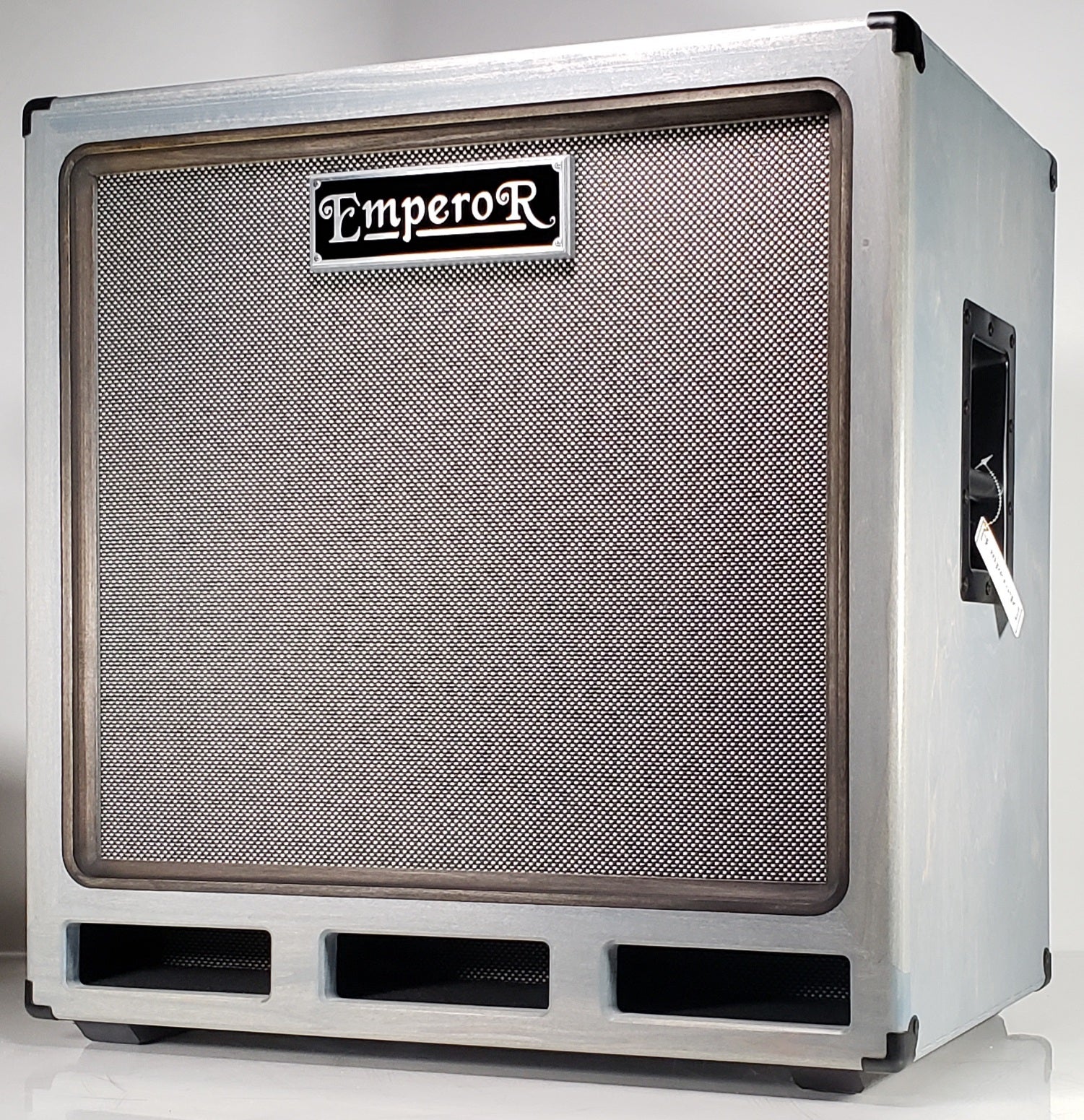 a gray 1x15 bass speaker cabinet